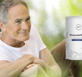 Starszy mężczyzna w białym t-shircie. Obok opakowanie suplementu diety ProstamHerbs.